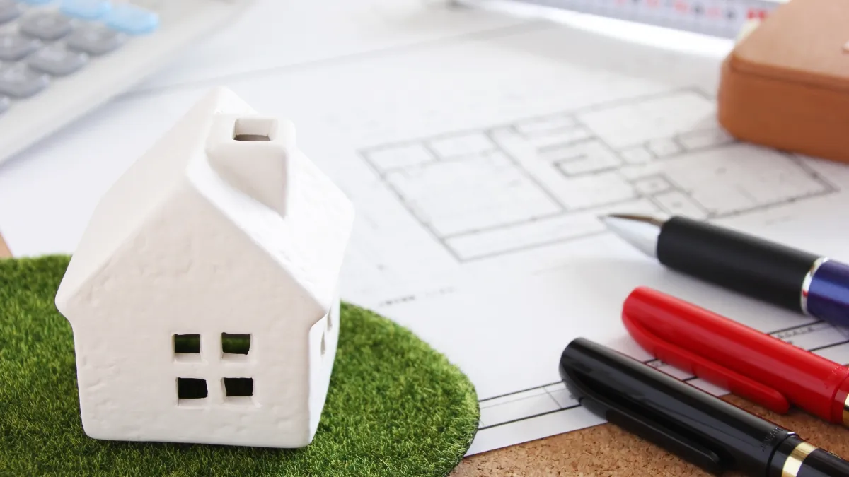 家の模型と設計図