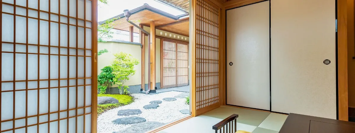 障子越しに見える日本庭園と伝統的な和風玄関