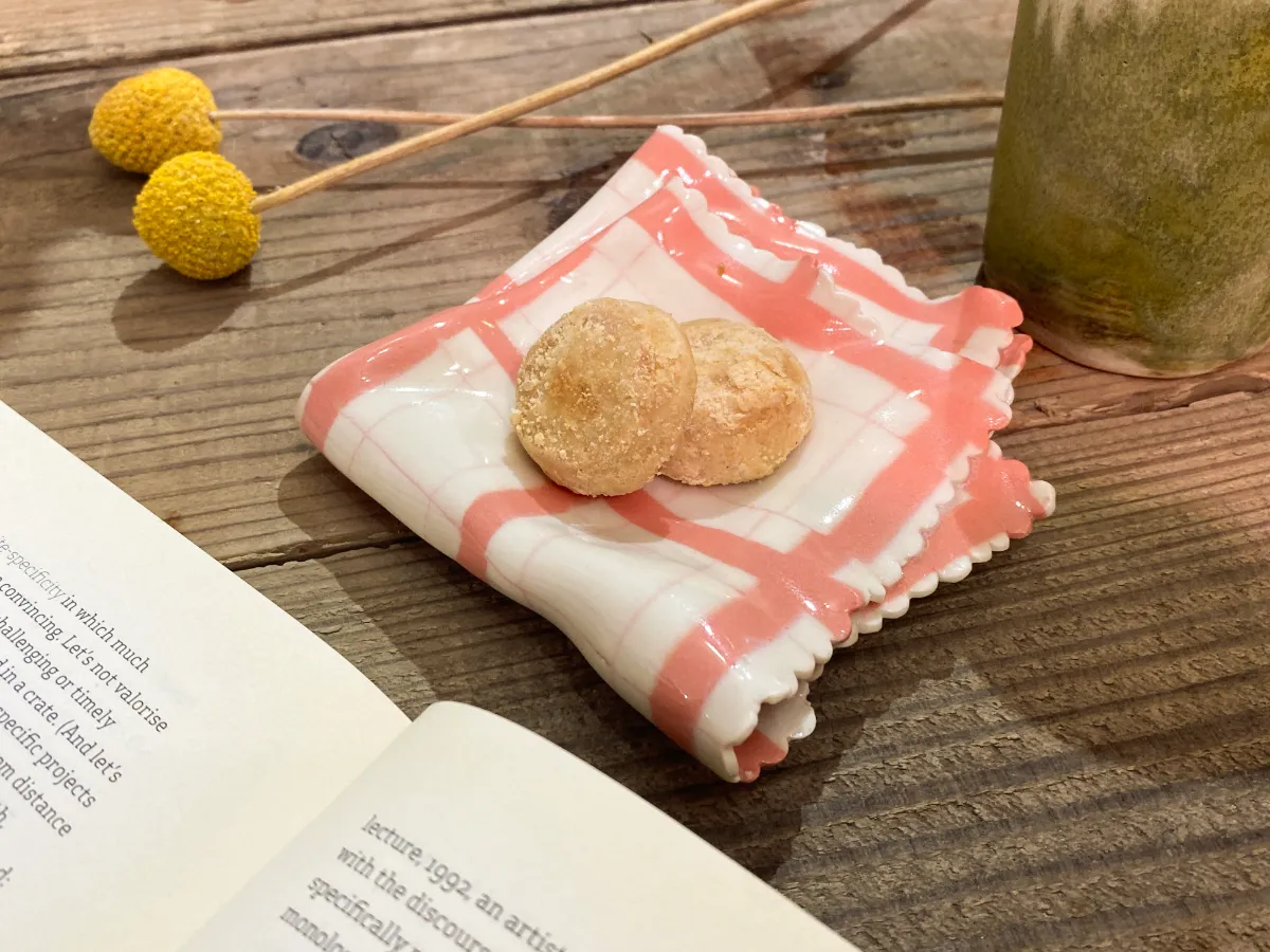 個性的な花瓶とお皿で、お部屋を自分だけの「好き」で彩る。｜松下沙織