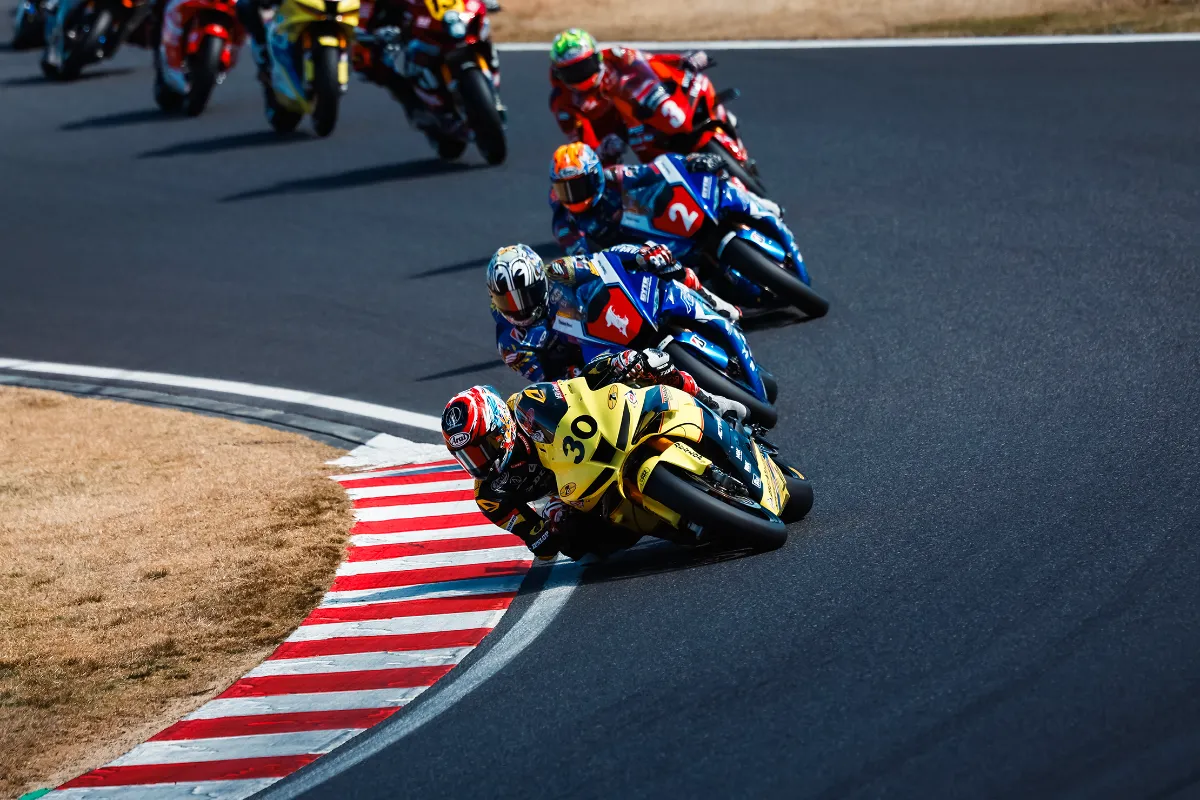 大波乱のレースをYAMAHAの中須賀克行選手が制する。2位はDUCATI