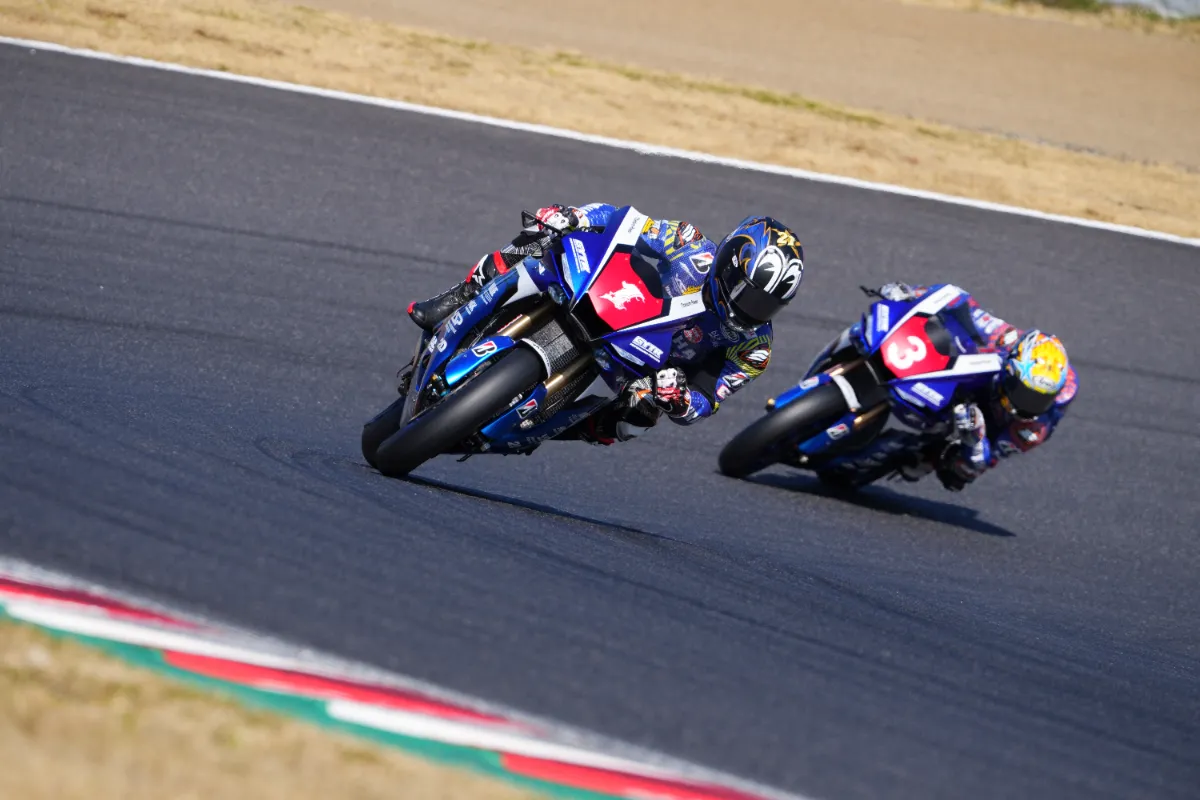 中須賀がカーボンニュートラル燃料のYZF-R1を駆り、鈴鹿 中須賀がカーボンニュートラル燃料のYZF-R1を駆り、鈴鹿