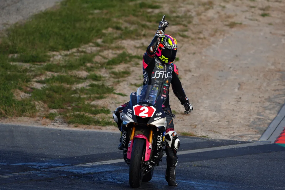 水野涼　直筆サイン入り　パニガーレv4 ドゥカティ　カウル