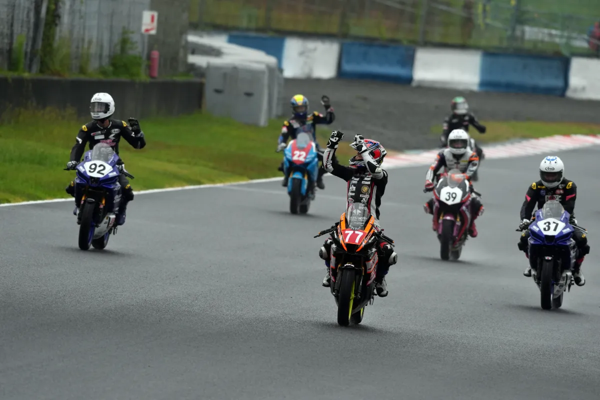 水野涼 直筆サイン入り パニガーレv4 ドゥカティ カウル 水野涼直筆