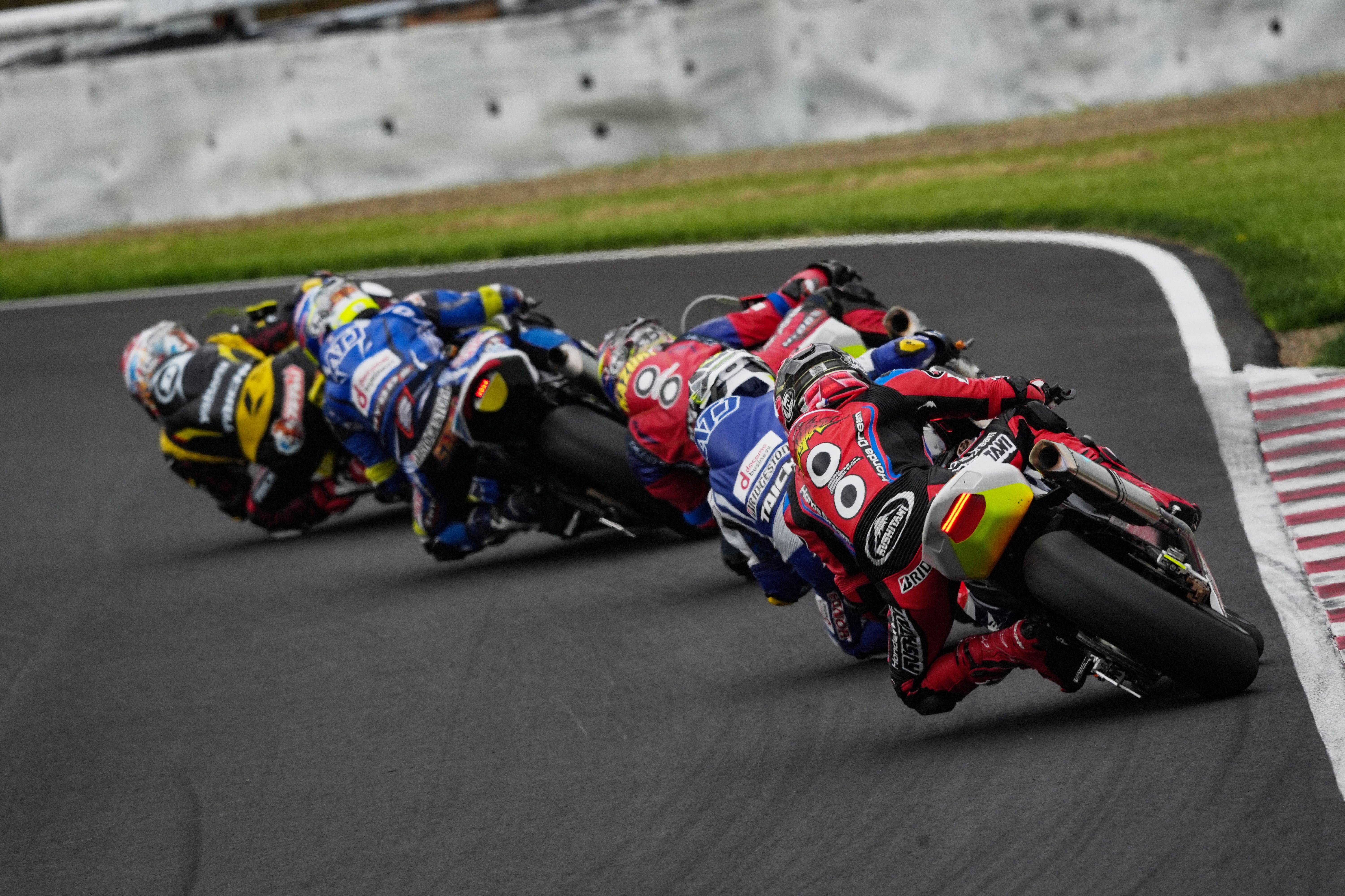 JSB1000決勝1】予選に迫るラップタイム連発のマッチレースで野左