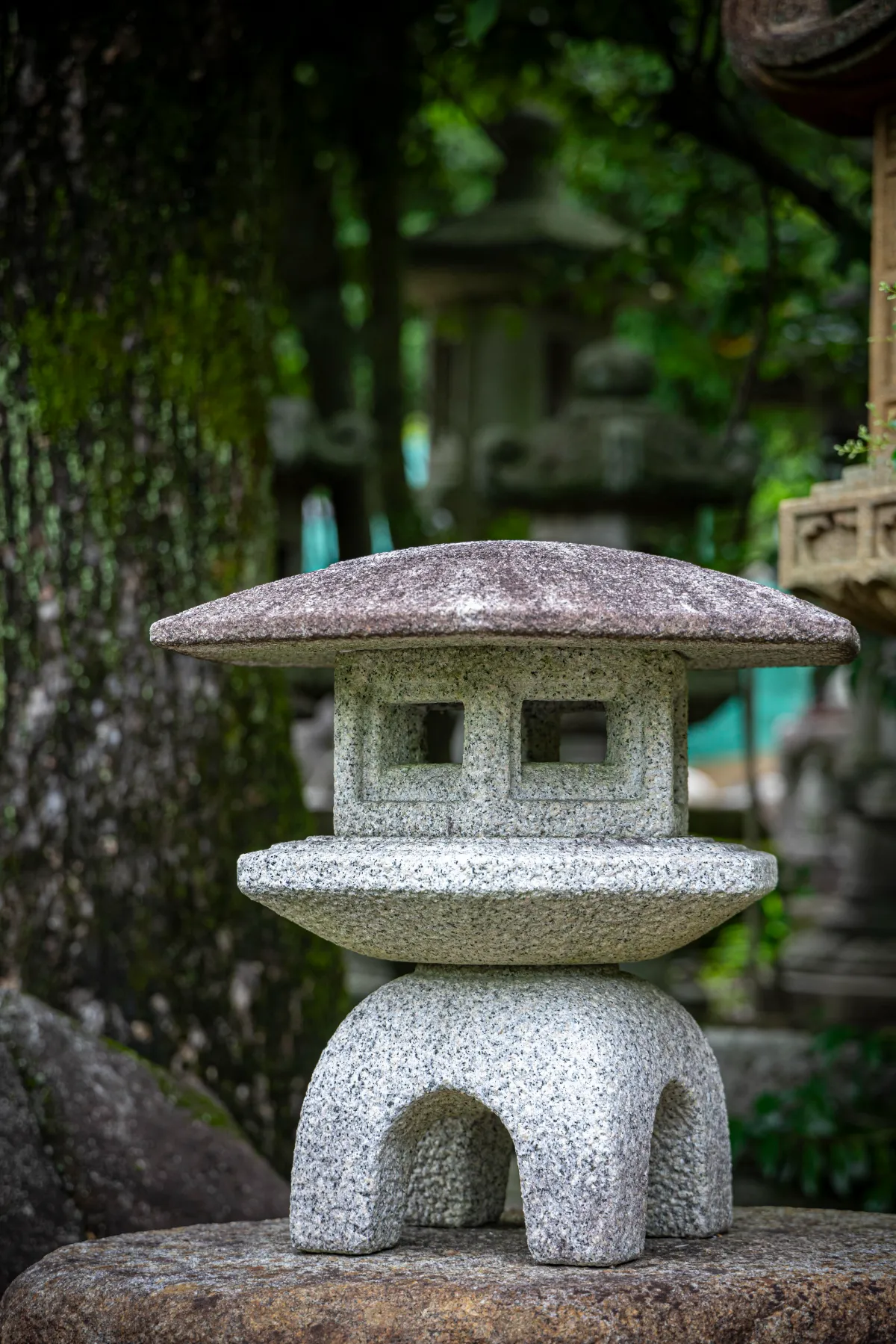 Kitayama Tokanen｜Traditional Stone Lantern for Japanese Garden in Kyoto, image size:1200x1799