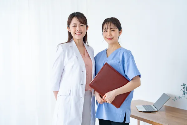 看護師と事務スタッフのイメージ