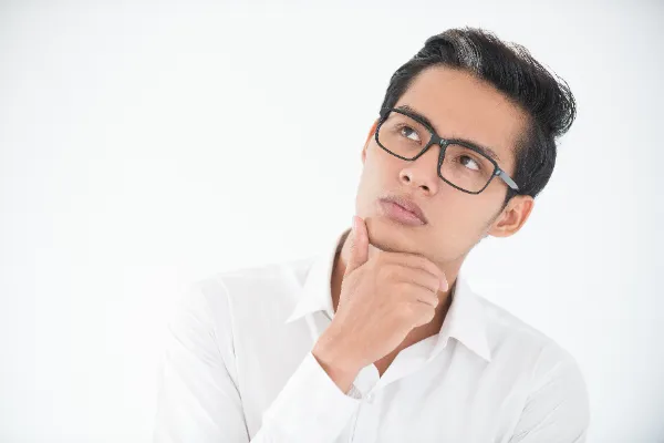 考えている人の画像
