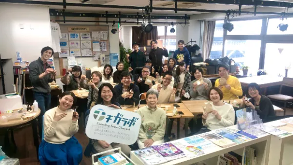 茅ヶ崎市のチガラボにて、参加者のみなさんと笑顔の集合写真