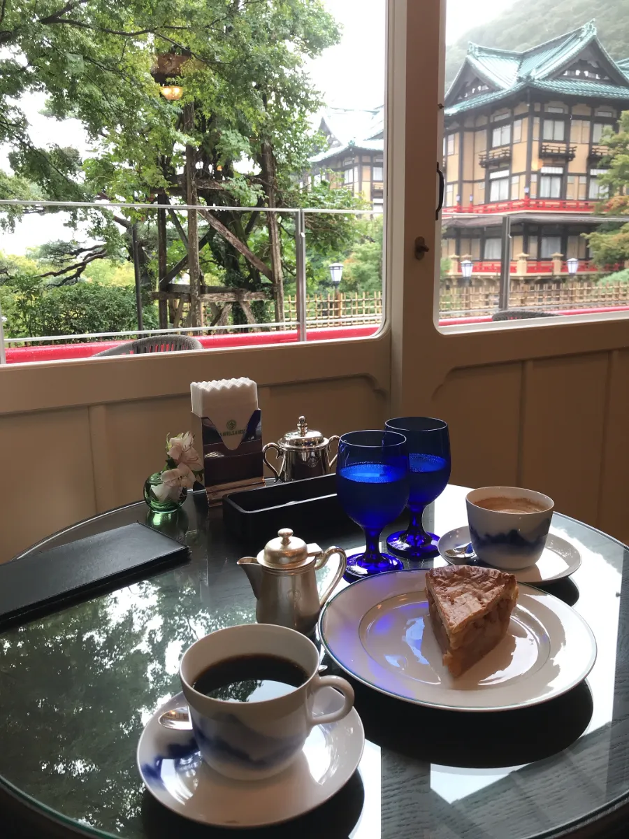 ラウンジから外の景色を眺める