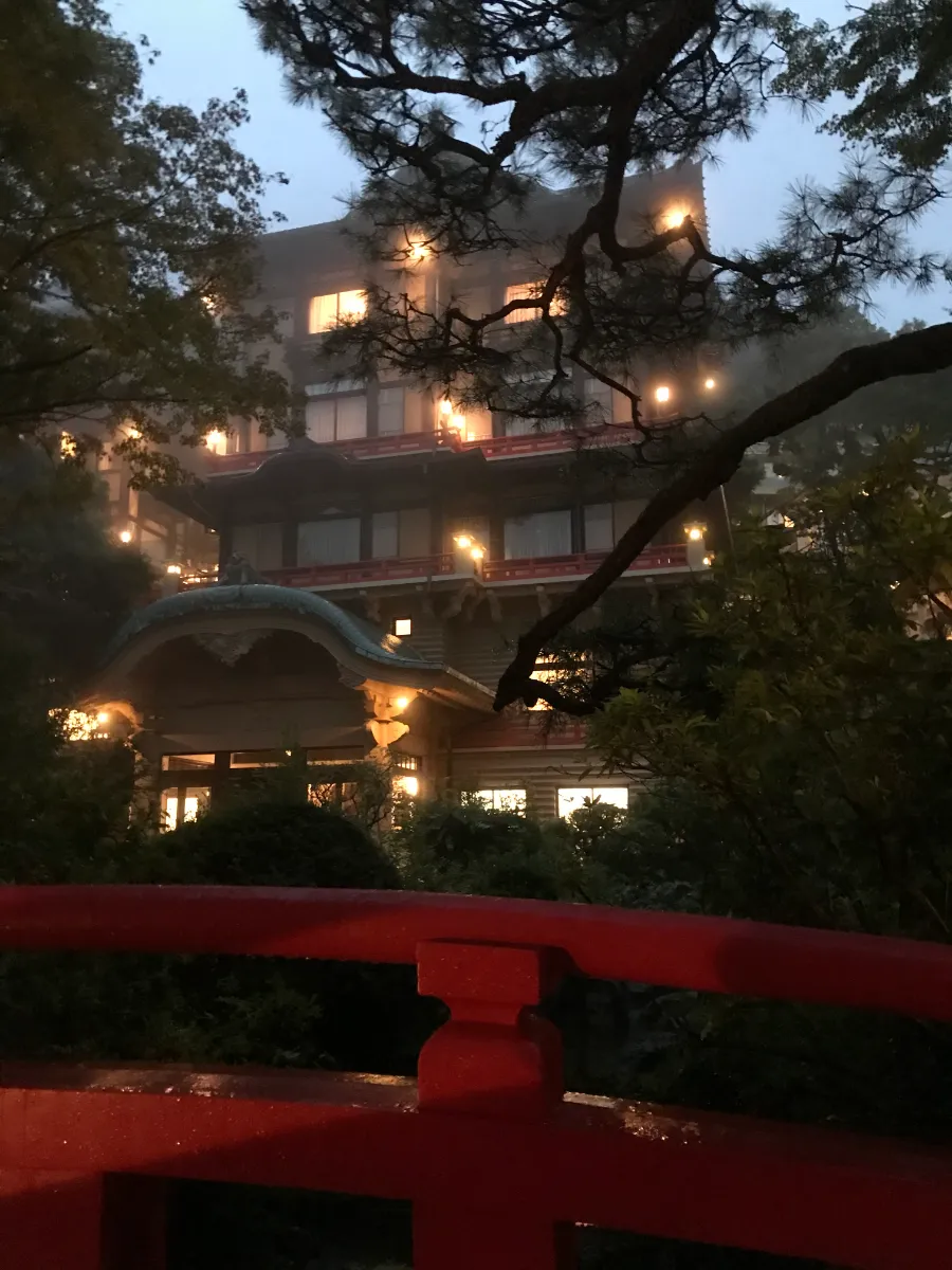 霧に包まれてとても幻想的な富士屋ホテル