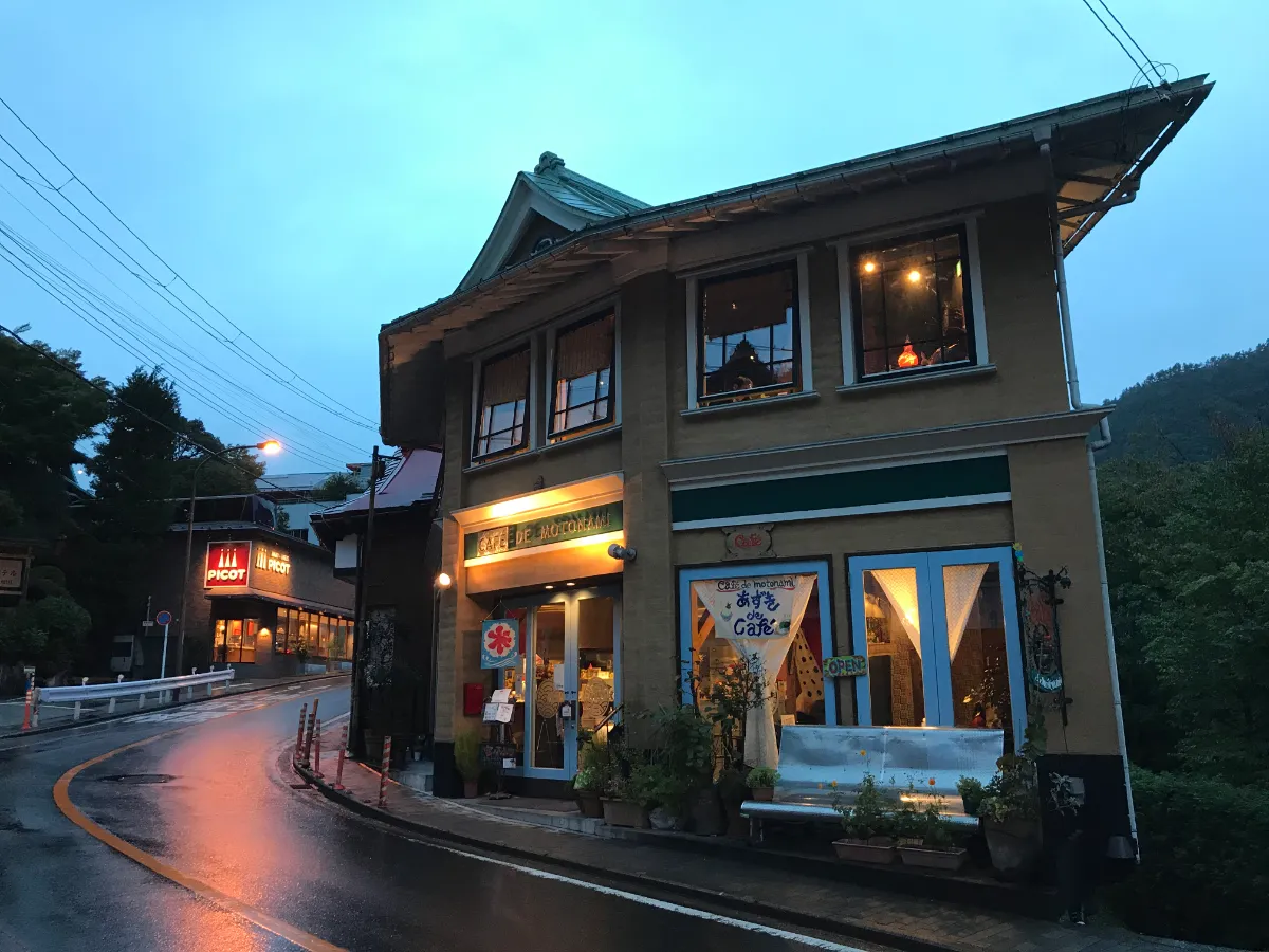 夕暮れ時のカフェドモトナミ