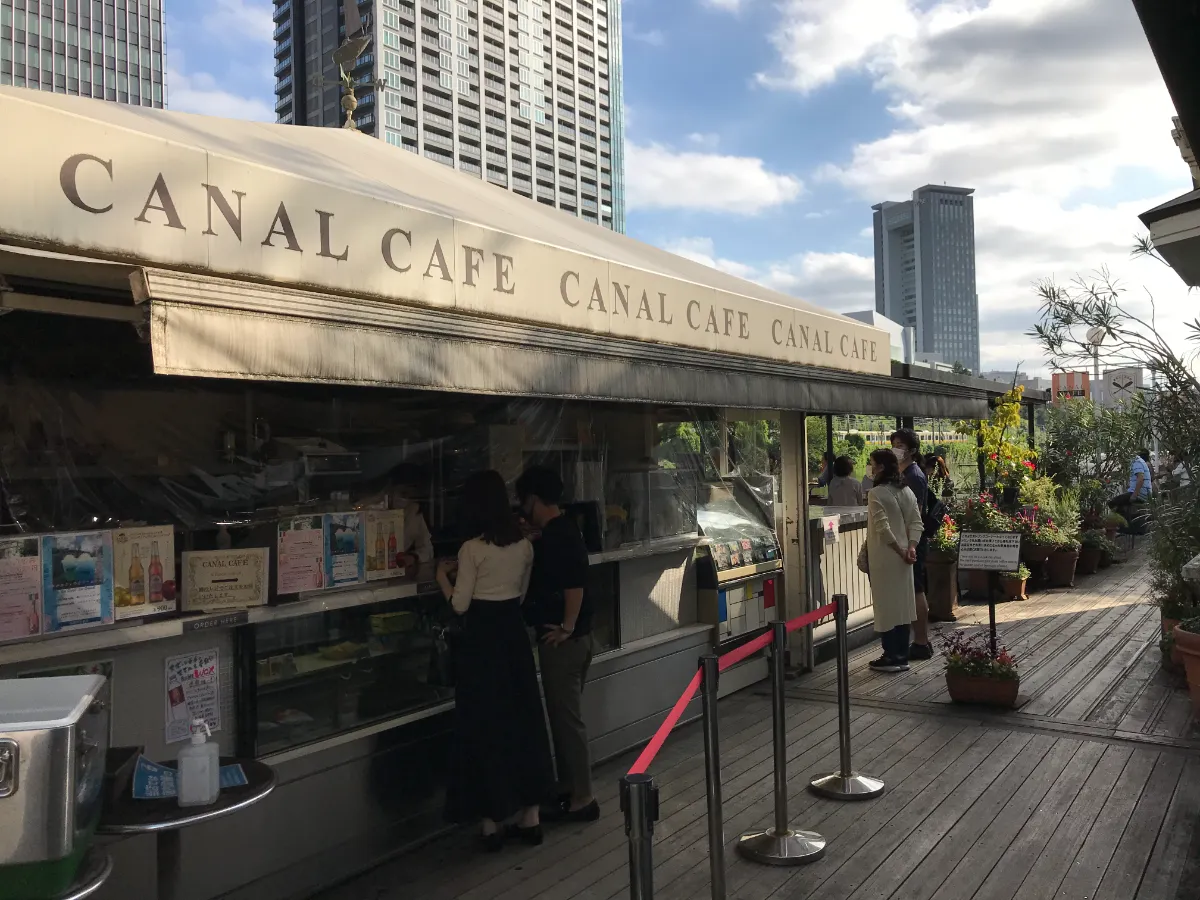 ③カフェテラス(屋外のデッキサイド)エリア入口にあるオーダーカウンター