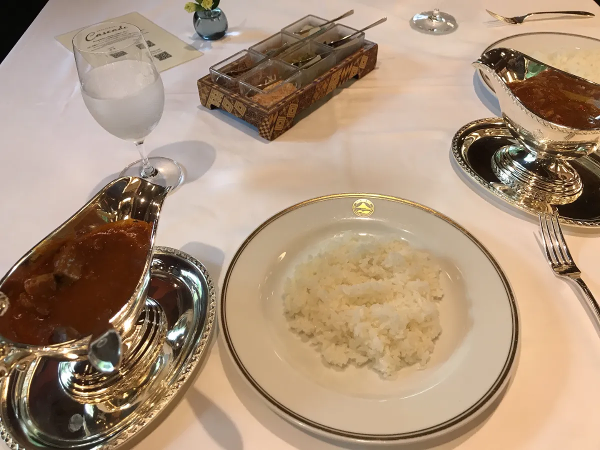 富士屋ホテルの特製ビーフカレーと蟹カレー