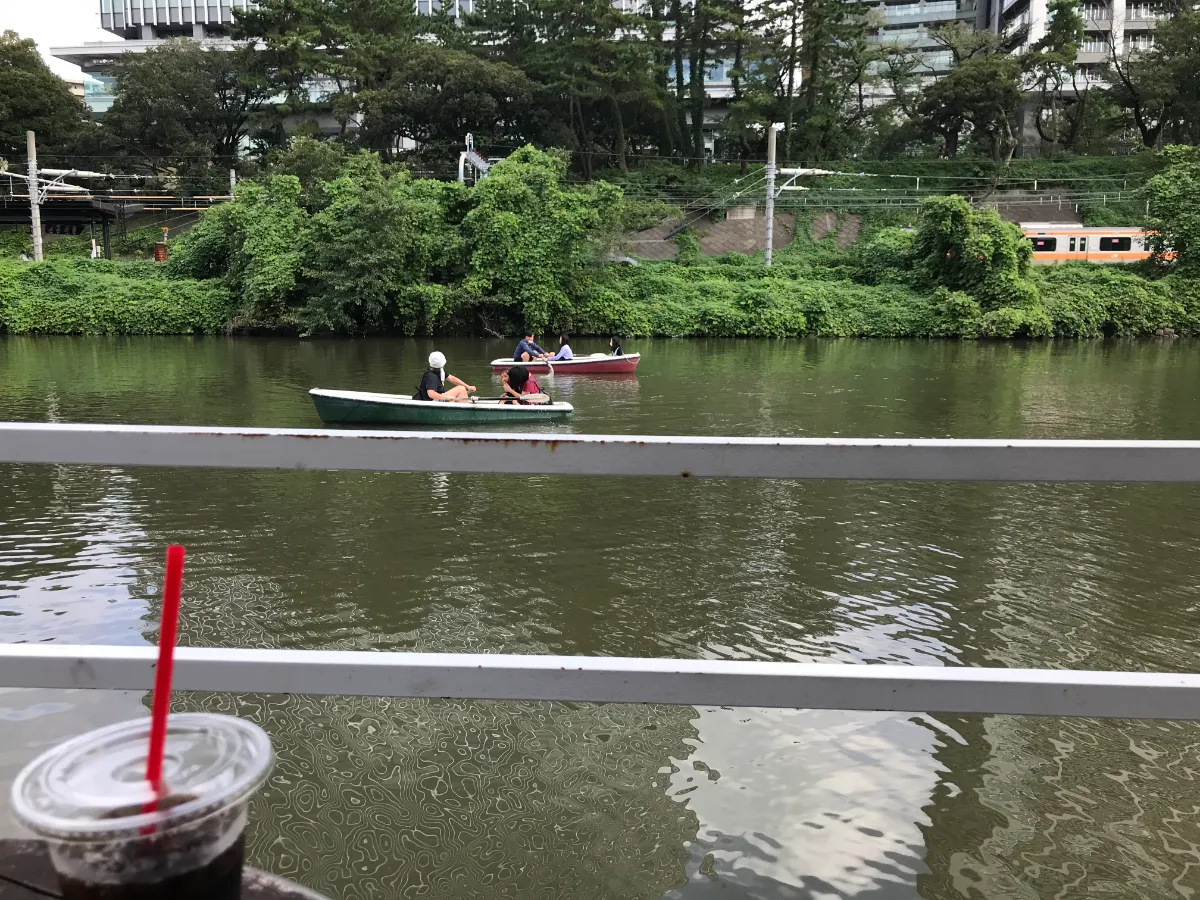 カナルカフェのボート乗り場から外堀でボートに乗る人々
