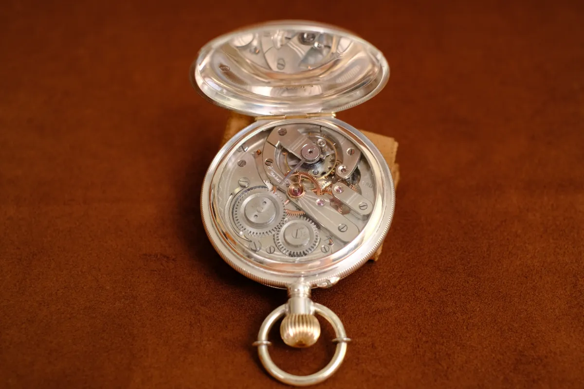 コロン商会 石付き装飾針 魚子模様銀無垢ハンター 菊商標 商館時計