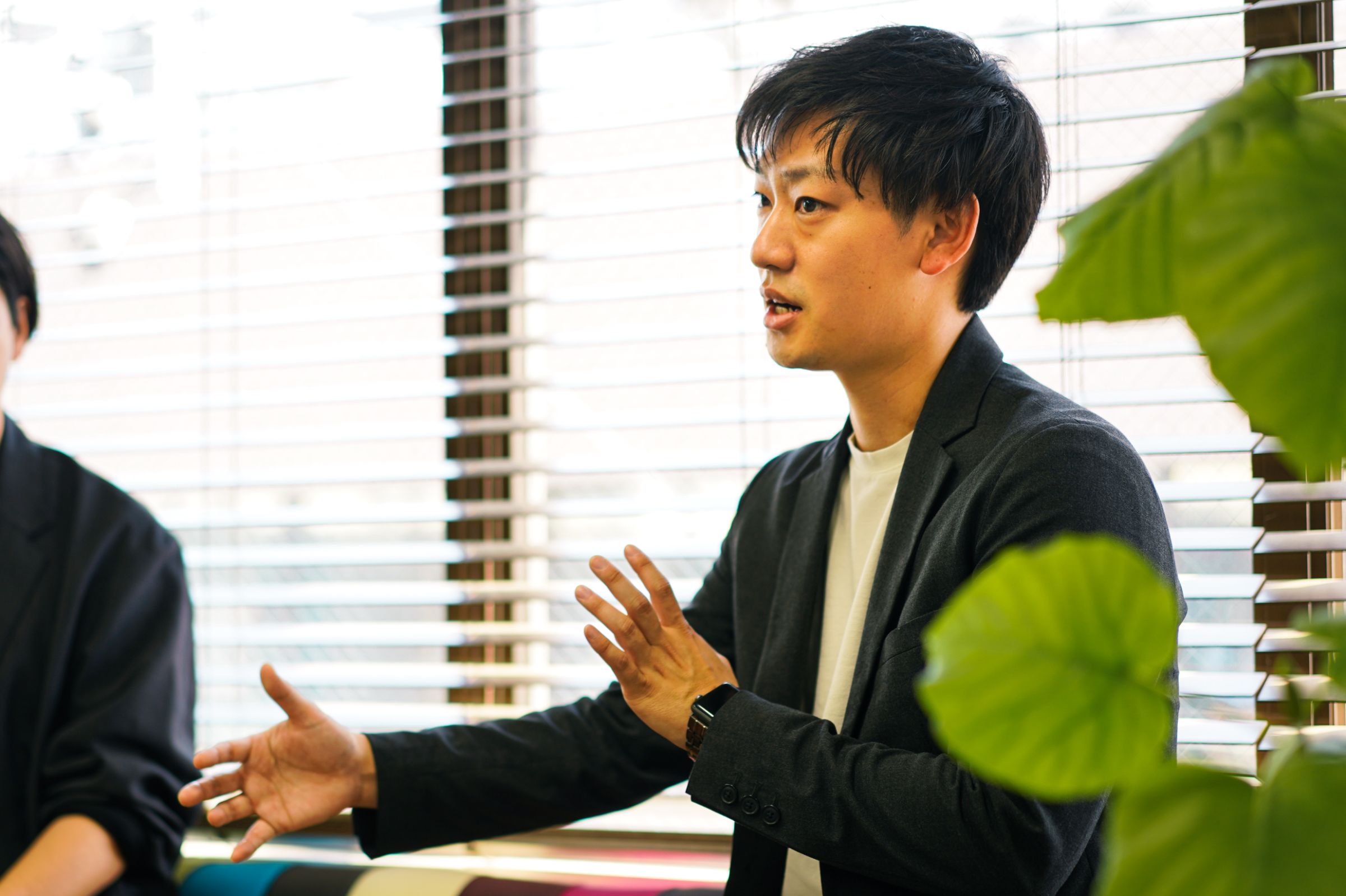 手を前後に動かしながら説明する智原さん