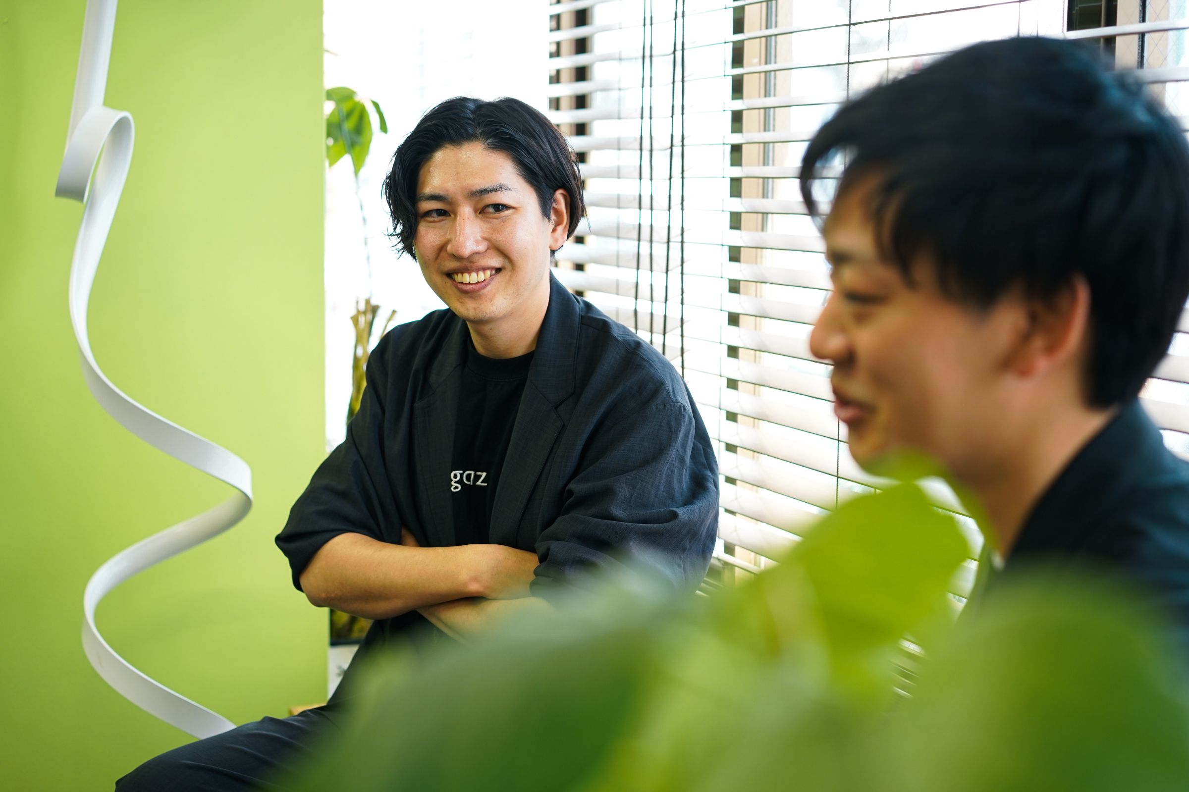 智原さんの話を笑顔で聞く吉岡さん