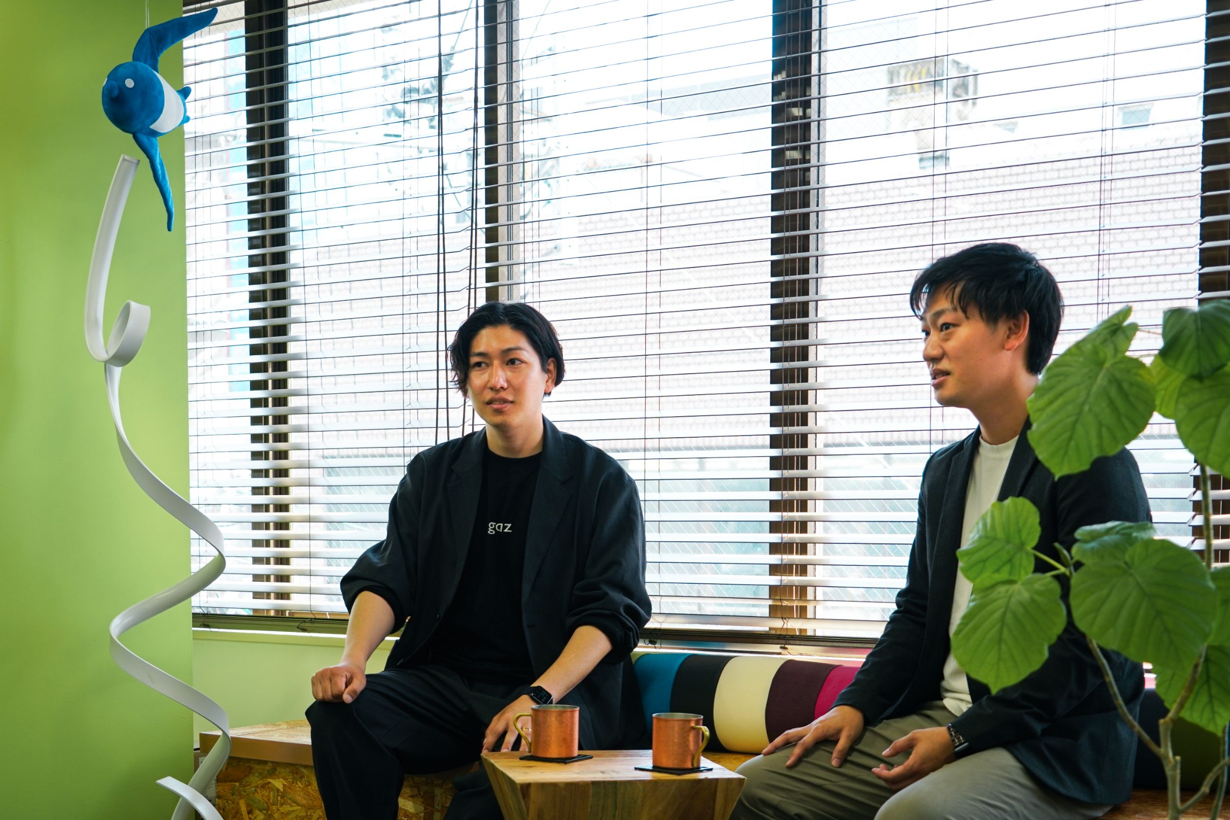 椅子に座る智原さんと吉岡さん