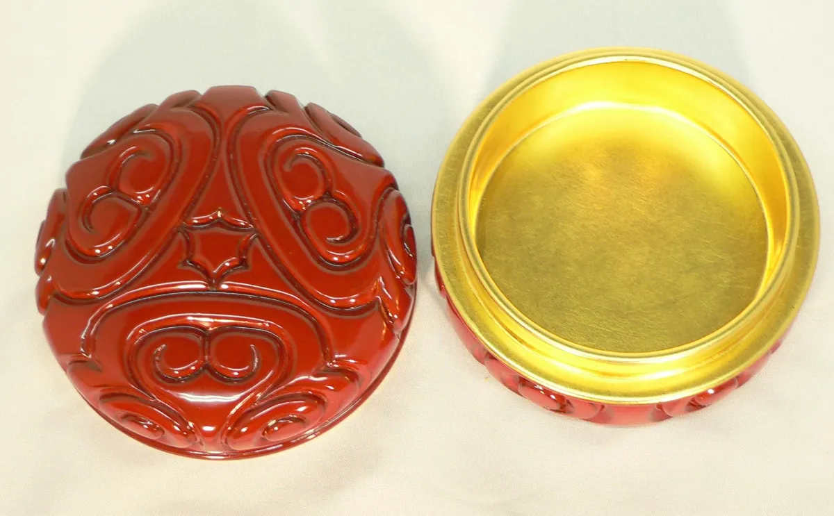 鎌倉彫三屈輪文香合