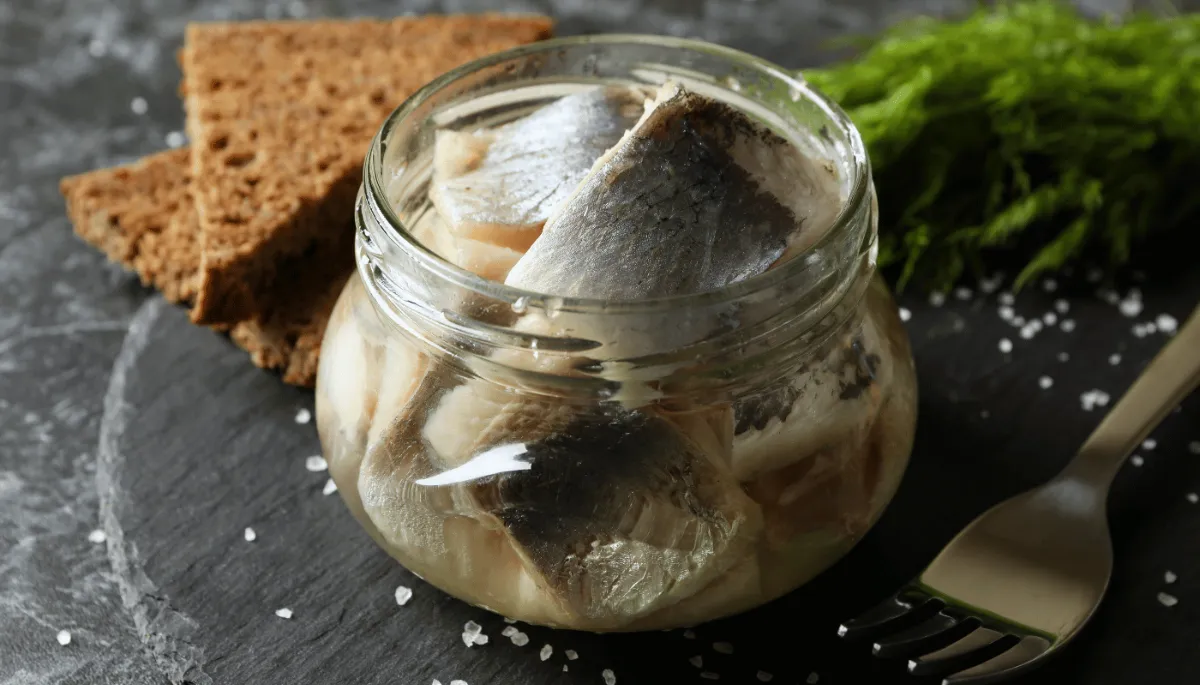 世界のユニークな食べ物】シュールストレミング | スウェーデン