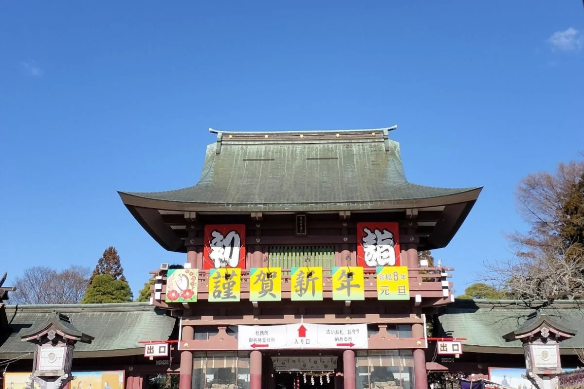 正月の笠間稲荷神社周辺の風景。初詣の参拝者と賑わう参道。