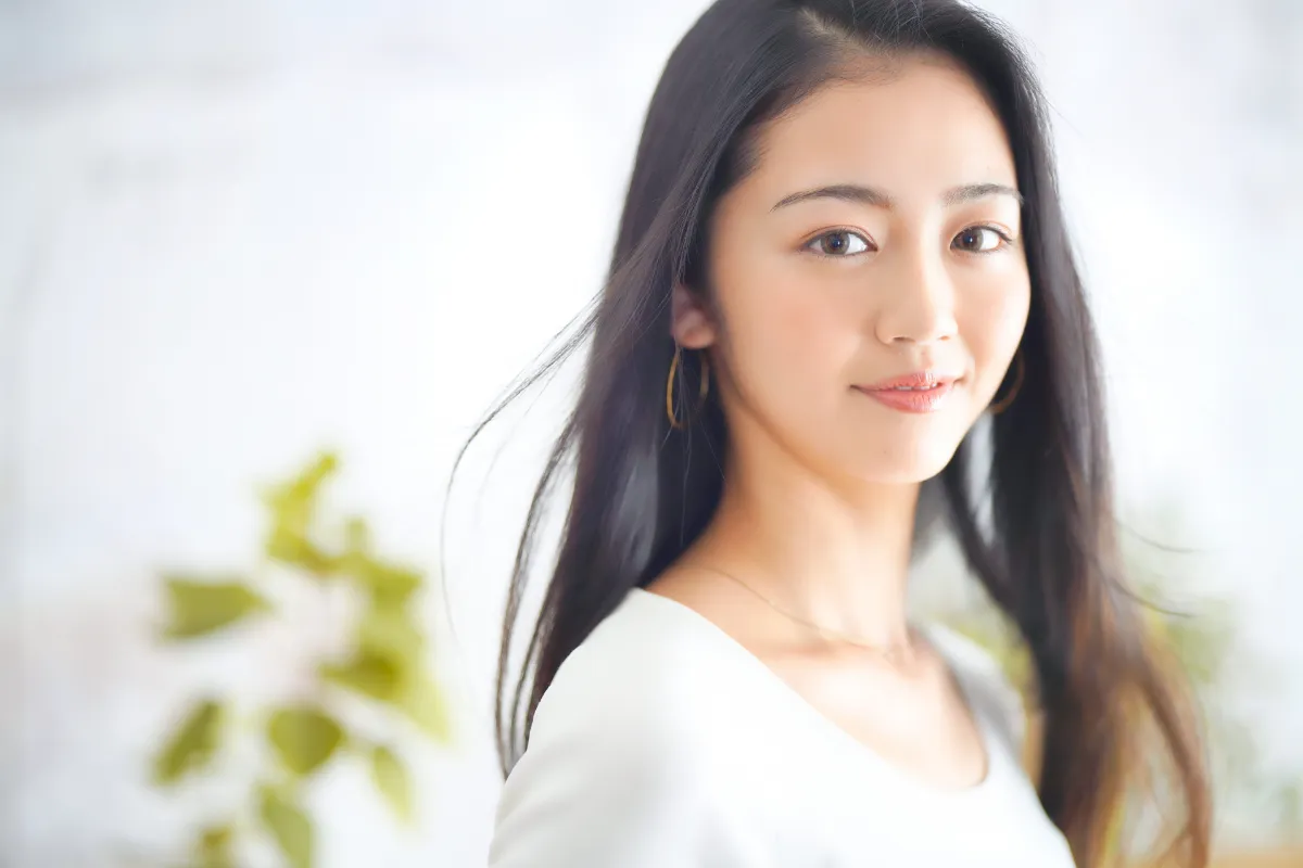 モデル 宣材 女性用】宣材写真を徹底解説！服装・ポーズは？女優・声優・芸人など職種別も紹介 | OPS 銀座・築地エリアで写真撮影ならOrderPhotoStudio