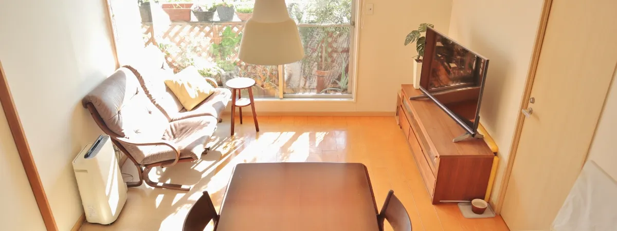 窓が印象的な屋内の様子