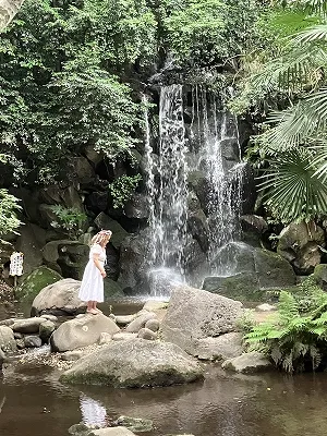 雄壮な男瀧を見る（名主の滝公園）