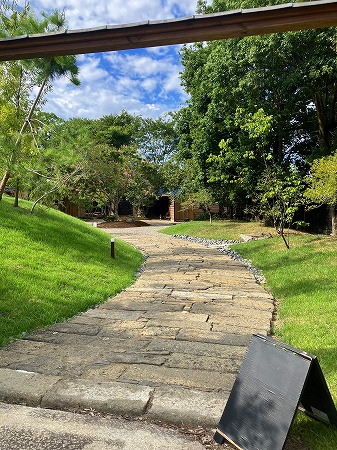 正面に家屋、左に日本庭園、バランスの取れた美しさ