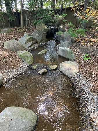 バランスの取れた瀧石組