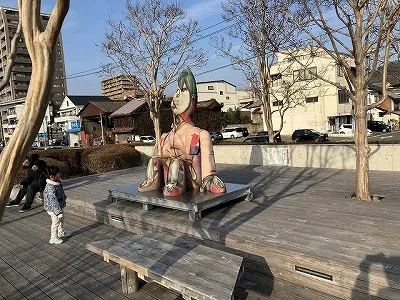 不思議そうに彫刻を見る子ども