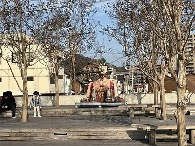 デッキ最上部に納まった彫刻