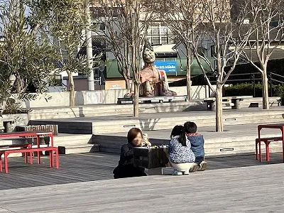 人のぬくもりが広場の空気を和らげる