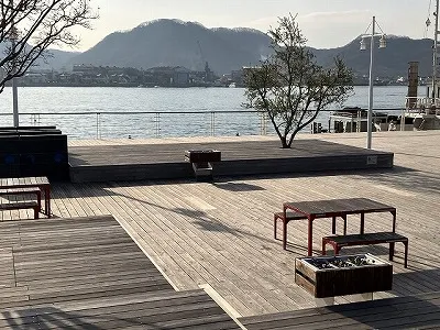 中央ステージとオリーブと尾道水道