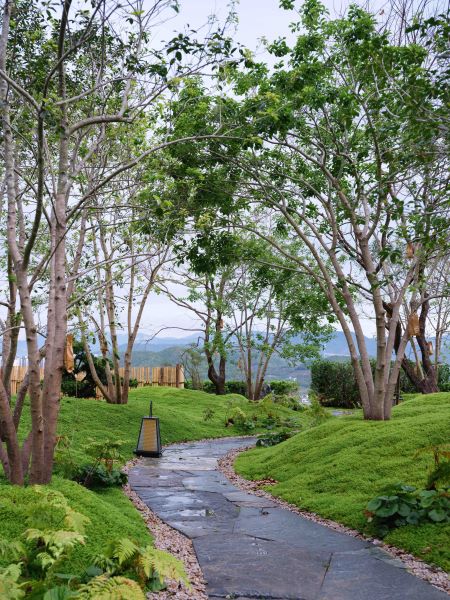 庭園の周囲を散策する園路