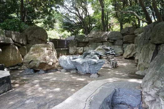 滝の最深部の石組