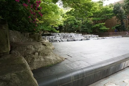 滝を斜めから奥行きを見る