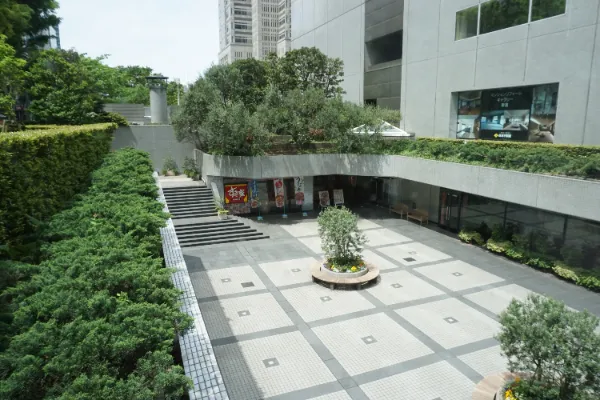 プロポーションの美しい広場に添えた植栽