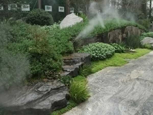 販売センター前の中庭に演出した山峡の風情