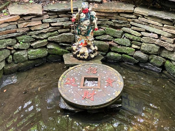 水場にあった龍安寺型の手水鉢