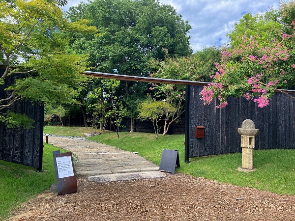 端正でモダンな入口門とオリジナルな石燈籠