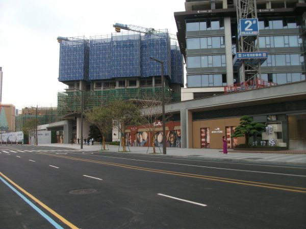 大門の背後に地上45層、高さ140mを超える住棟建設が続く