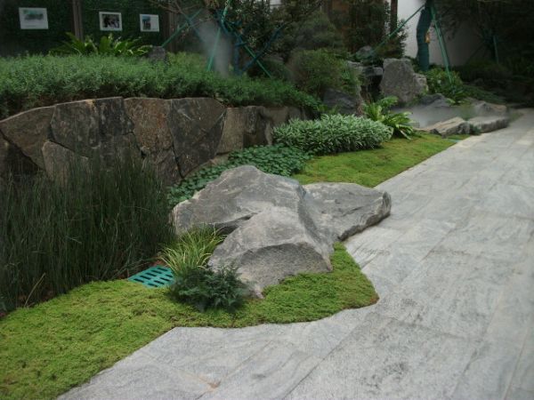 幽玄さを醸す自然石の佇まい