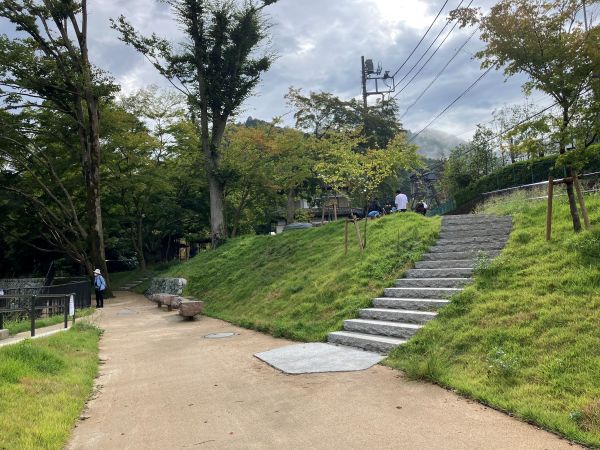 木や石、土や草など天然素材を主に公園を構成