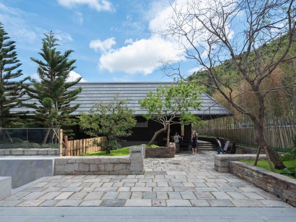 喫茶室への入り口も和風の小さな空間