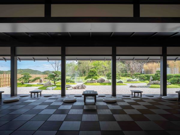 部屋から南庭全体を眺める