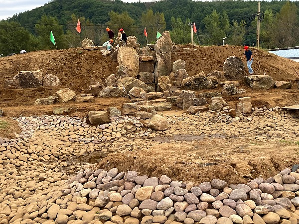 池の部分と背後の大瀧を見る