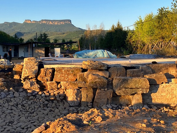 中国人作庭家の護岸の後方に世界遺産「五女山」が見える