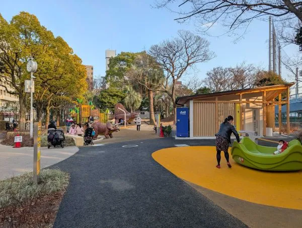 既存恐竜滑り台、インクルーシブ遊具