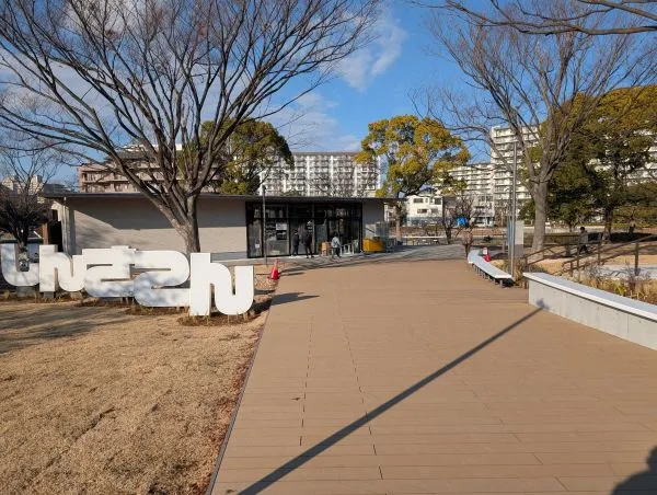 川に向かって続くデッキ空間、店舗